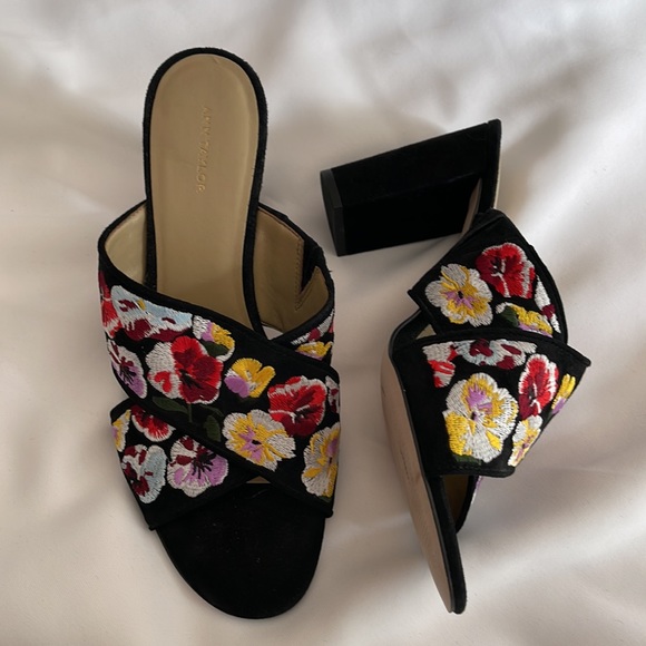 Embroidered Ann Taylor block heel slip on heels size 9 1/2. - Picture 2 of 11
